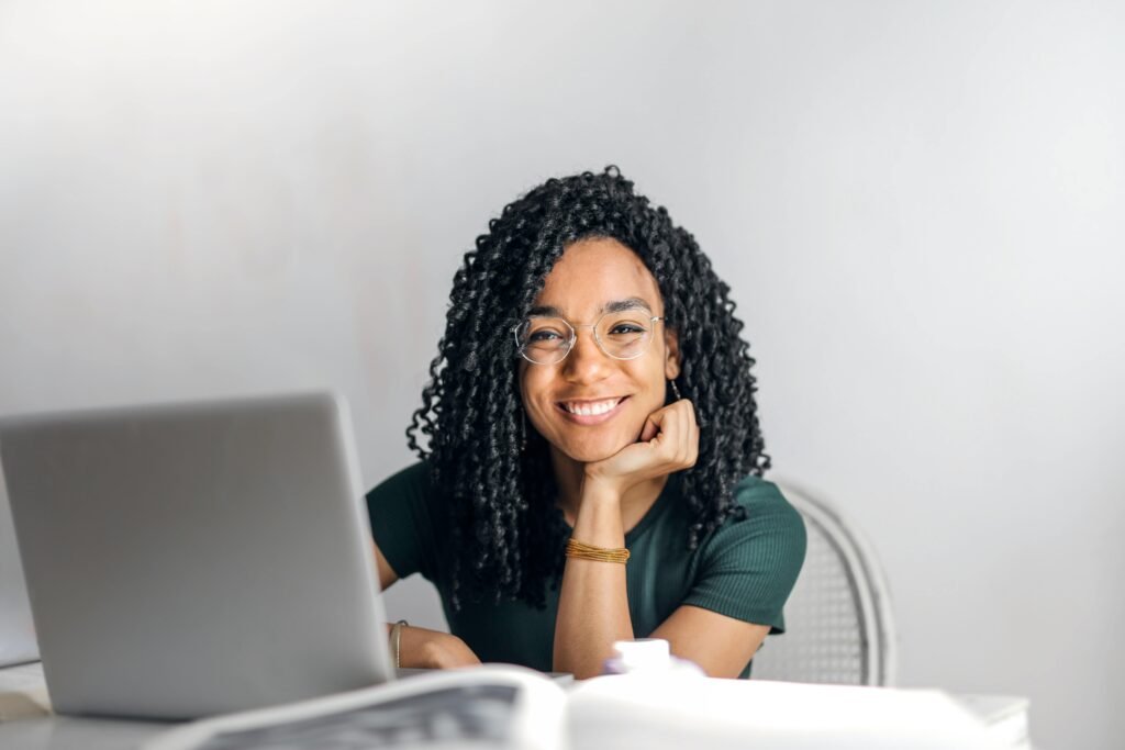 Imbridge-Satisfied-Client-Girl-Looking-At-Screen